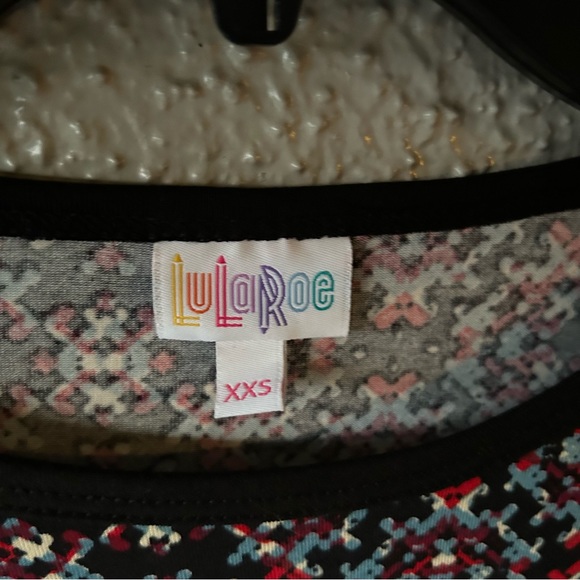 LuLaRoe Irma shirt Black red blue cream Abstract
Short Sleeve Tunic Blouse XXS - Picture 5 of 8